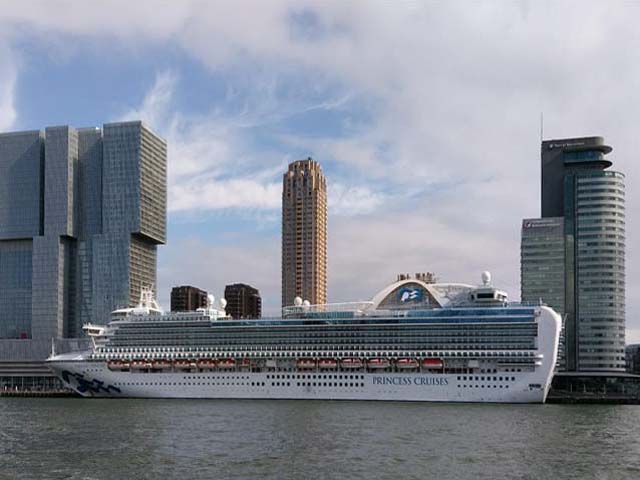 Cruiseschip ms Emerald princess aan de Cruise Terminal Rotterdam